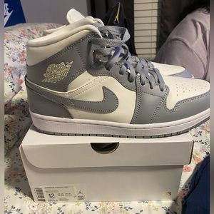 2022
Wmns Air Jordan 1 Mid 'Stealth'